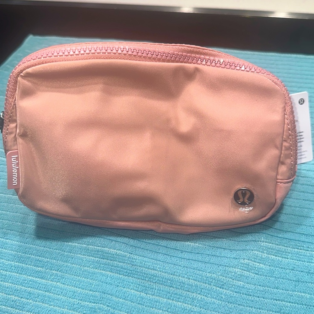 LuLULEMON NWT Everywhere Belt Bag in Dusty Rose